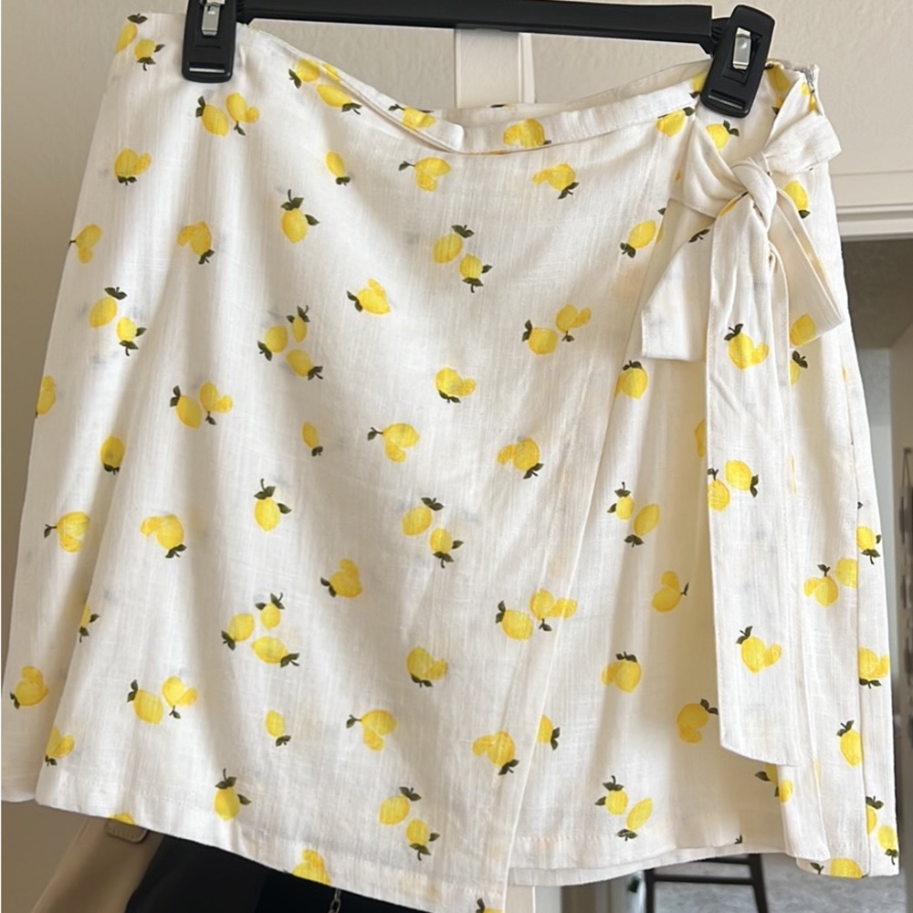 Forever 21 White Lemon Print Mini Skirt